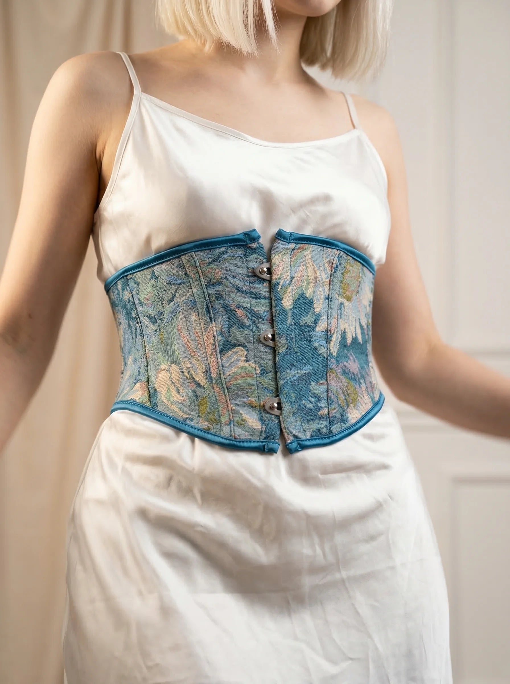 Ceinture Corset Bleue Fleurie - Vue mouvement (petite)