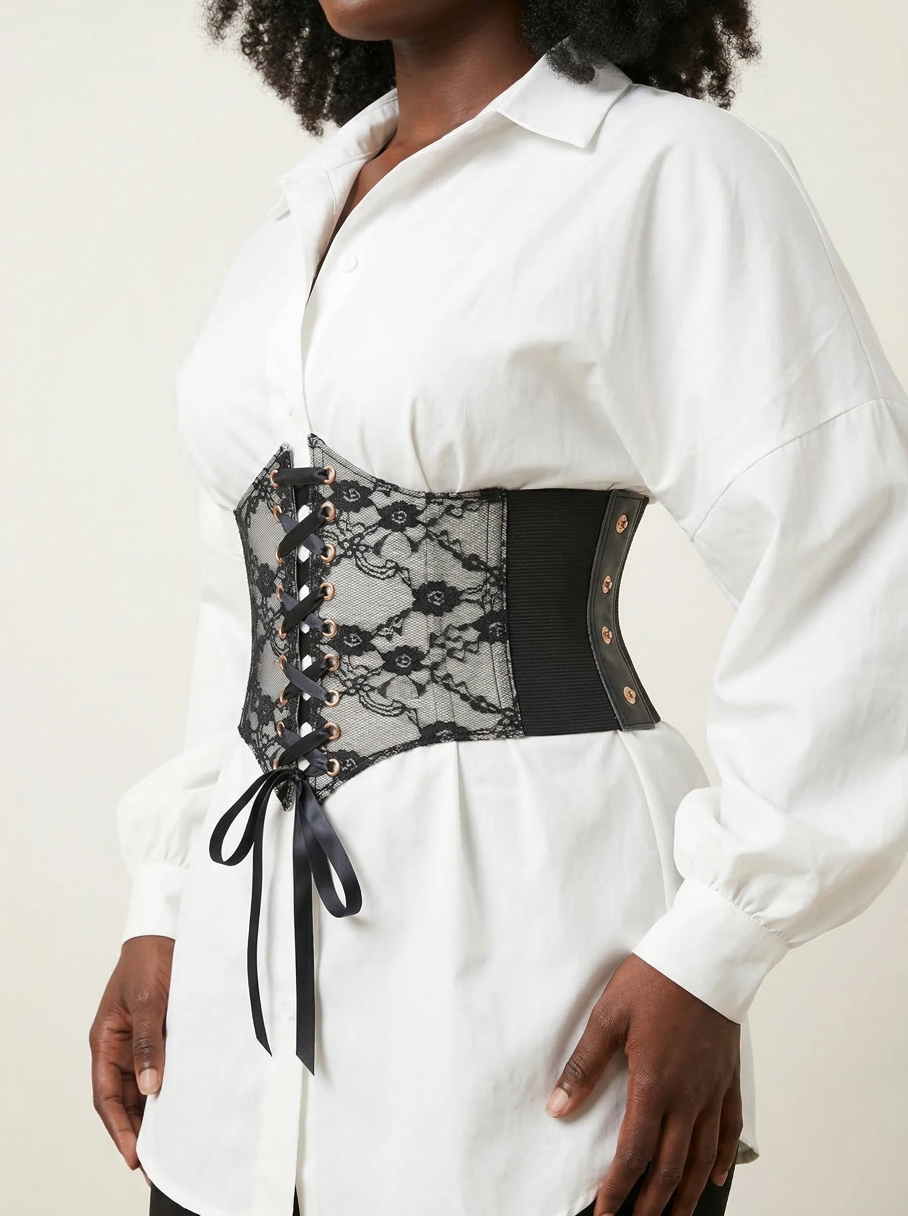 Ceinture Corset en Dentelle Noire - Vue profil (curvy)