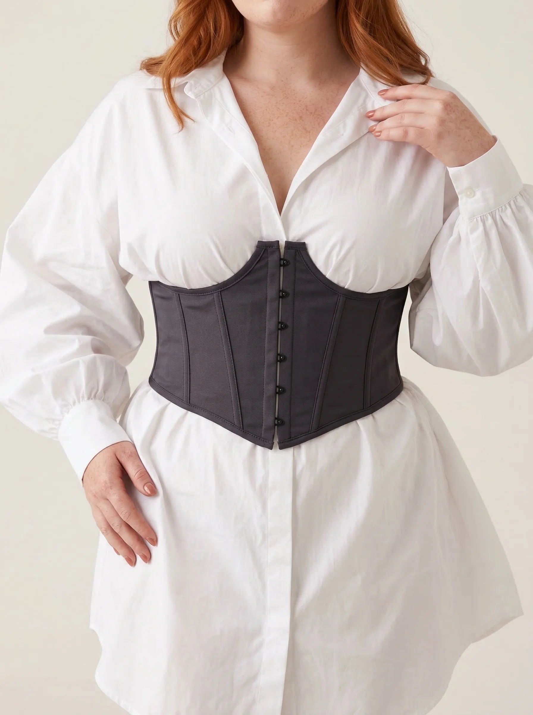 Ceinture Corset Noire à Agrafes - Vue mouvement (plus-size)