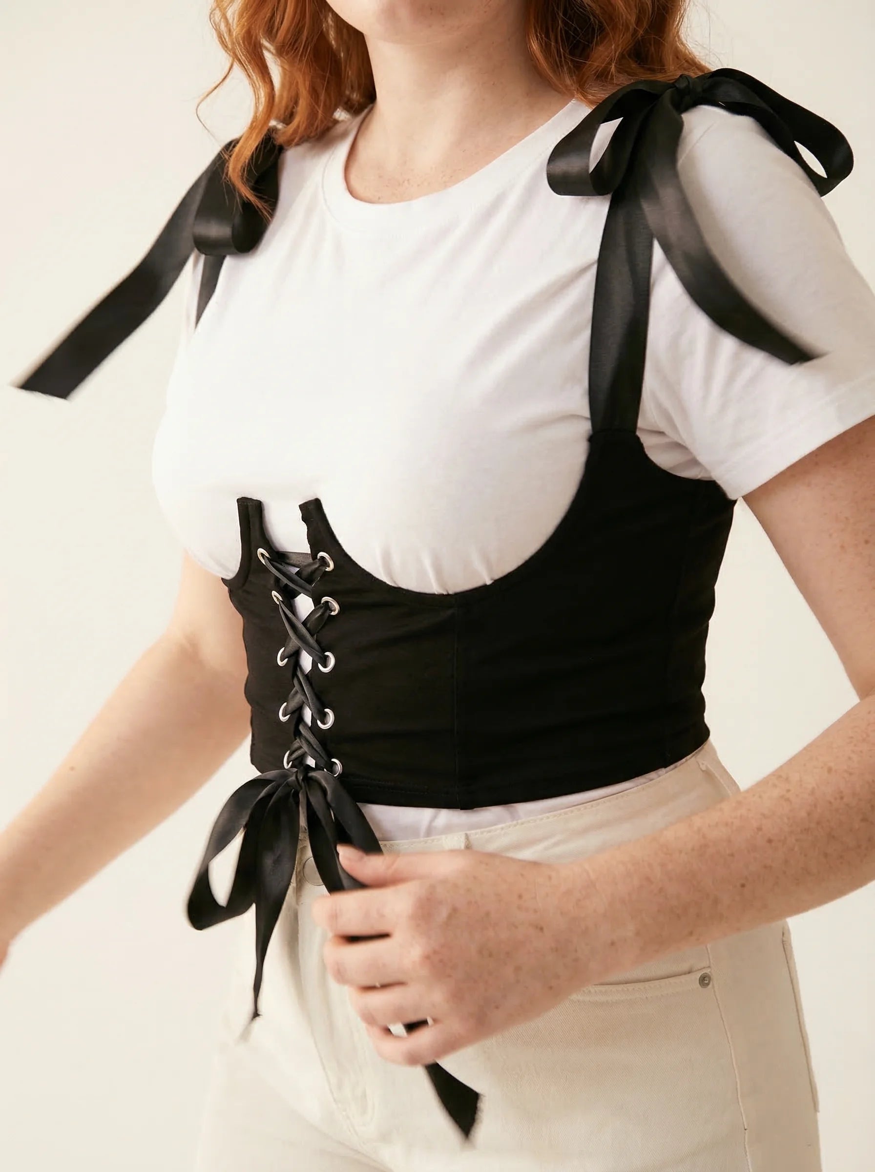 Ceinture Corset Noire à Bretelles - Vue mouvement (plus-size)