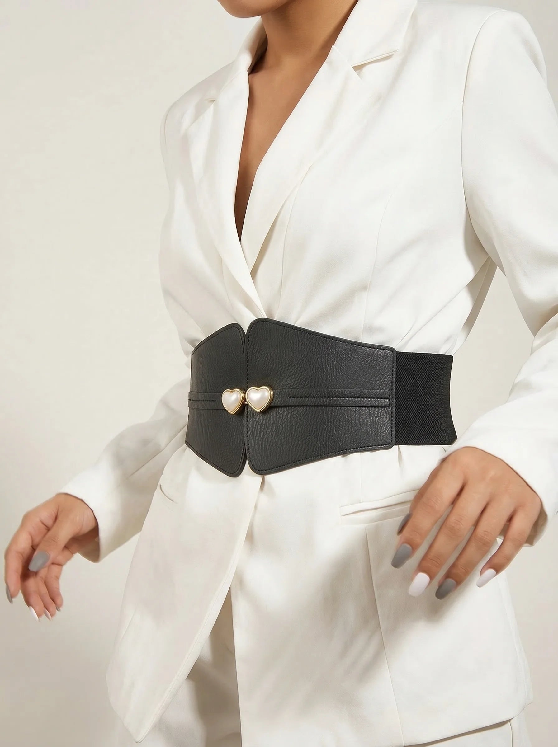 Ceinture Corset Noire à Cœurs - Vue mouvement (moyenne)