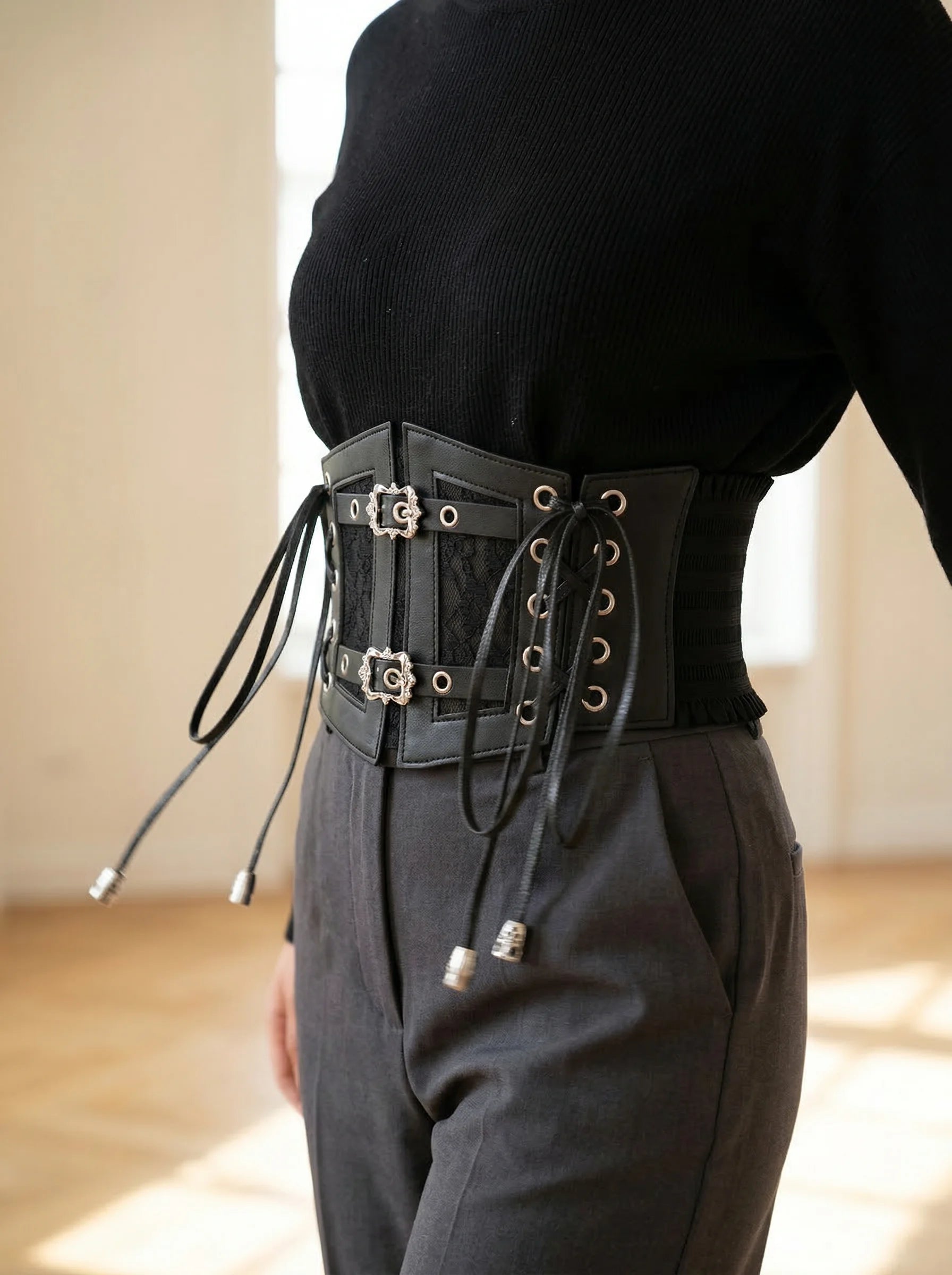 Ceinture Corset Noire à Lacets - Vue mouvement (petite)