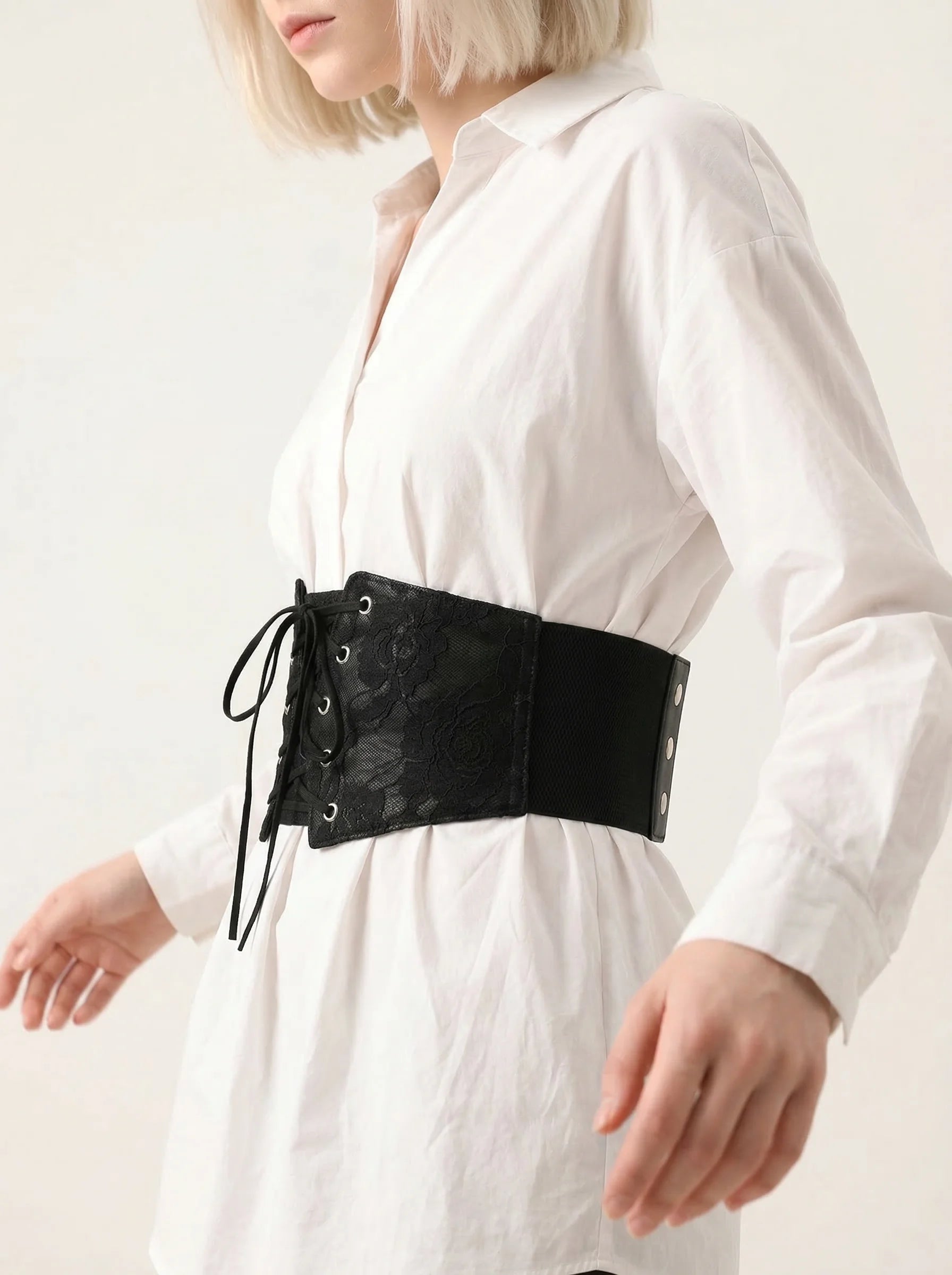 Ceinture Corset Noire en Dentelle - Vue mouvement (petite)