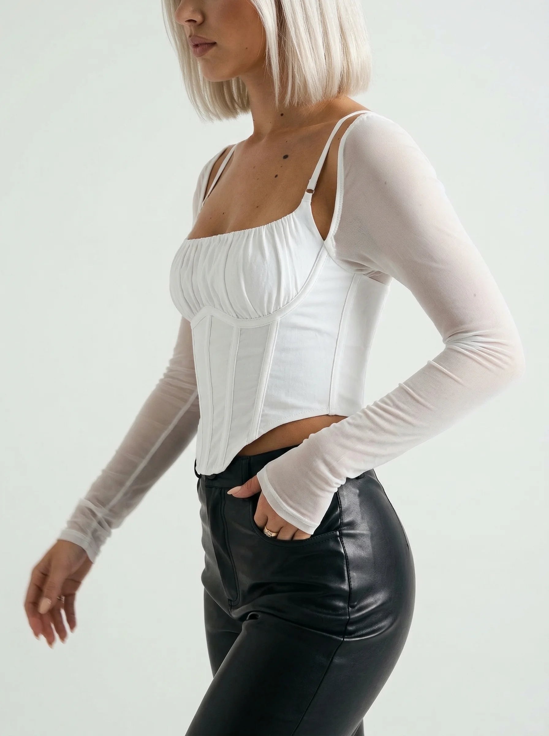 Corset Femme En Maille Blanche - Vue mouvement (petite)